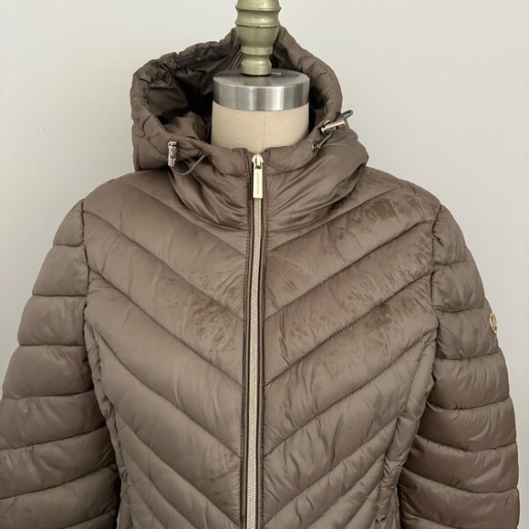 MICHAEL Michael Kors Hooded Packable Chevron Quilted Jacket Taupe Size Small - Picture 2 of 12